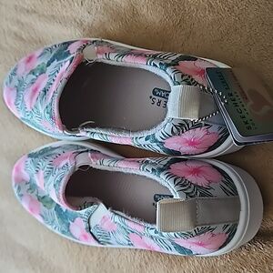 Nwt Sketchers memory foam sneakers